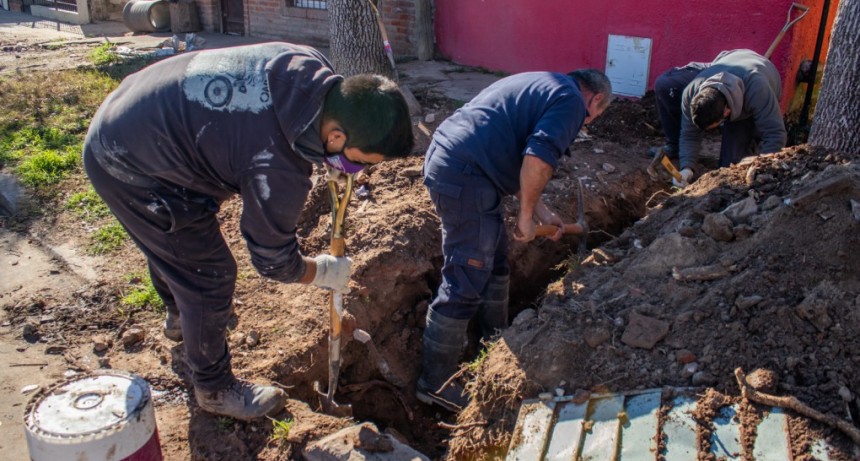 Barrio Del Pino: once familias ya regularizaron las conexiones cloacales de sus domicilios 