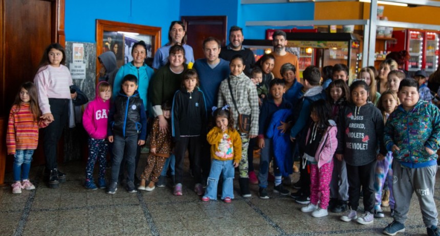 Chicos que asisten a comedores y merenderos también disfrutaron del cine en estas vacaciones de invierno
