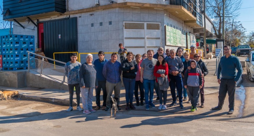 Vecinos de Las Campanas le agradecieron al intendente las obras históricas en el barrio
