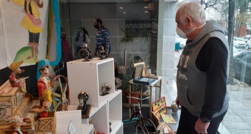 Se exhiben juguetes antiguos en el Edificio 6 de Julio