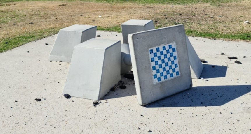 Ahora, vandalizaron la nueva plaza del barrio San Cayetano 