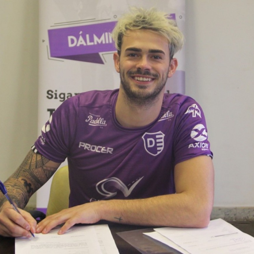 Lucas Bruera firmó su contrato con Villa Dálmine