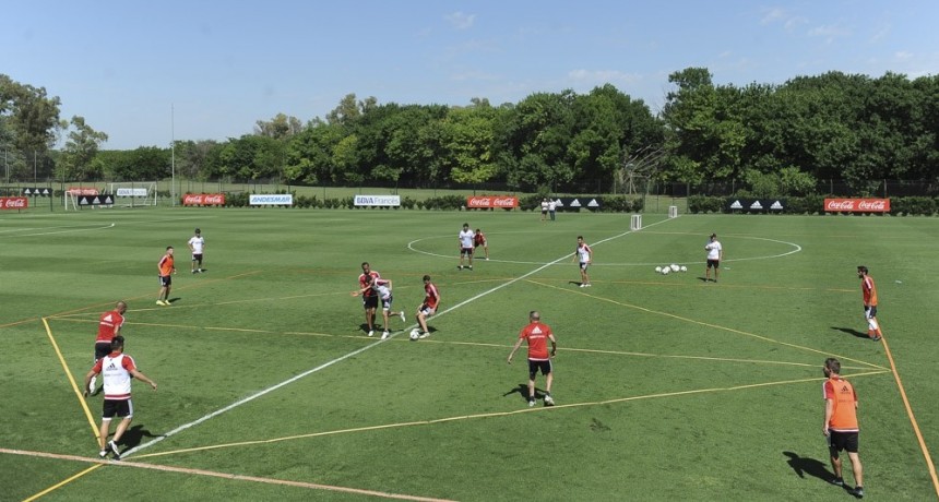 En River un integrante del cuerpo técnico abandonó la burbuja y fue hisopado