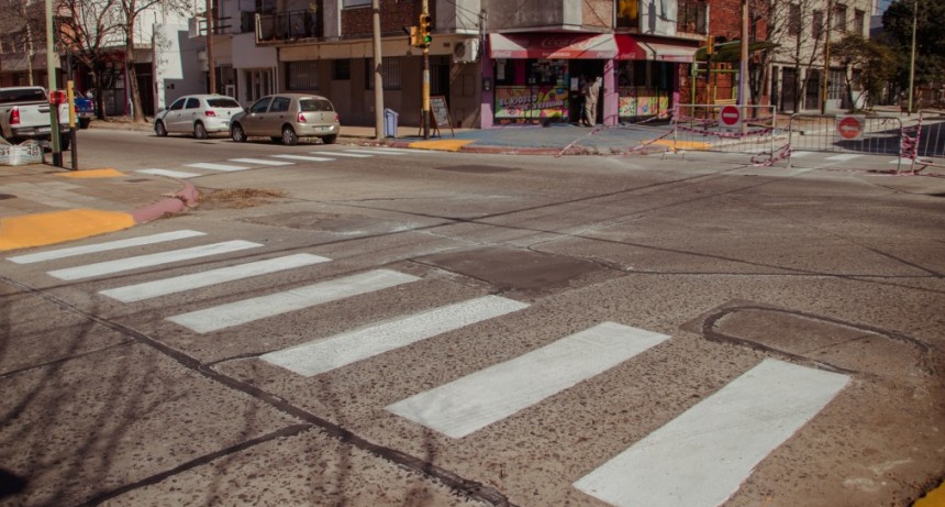 El Municipio pinta sendas peatonales en distintos puntos de la ciudad 