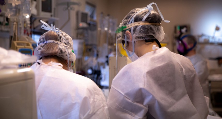 Los médicos de la terapia intensiva del hospital San José luchan día a día para salvar pacientes con Covid-19 
