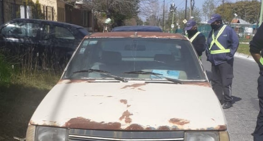 Retiran autos abandonados en la vía pública 