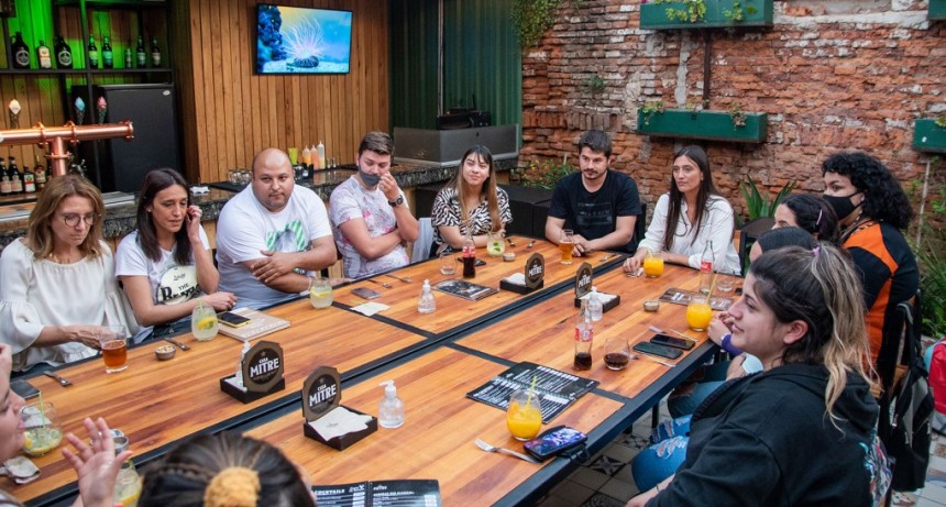 Importante reunión de trabajo e intercambio entre Elisa Abella y jóvenes emprendedores 