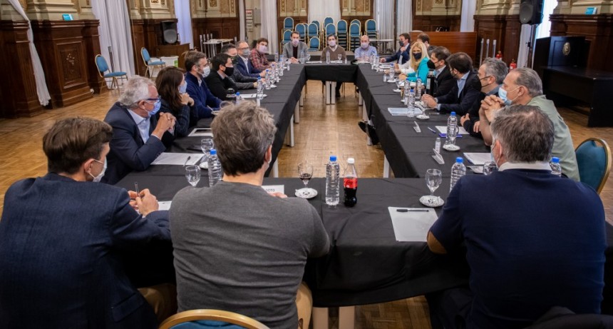 Kicillof se reunió con intendentes e intendentas de la primera sección electoral 