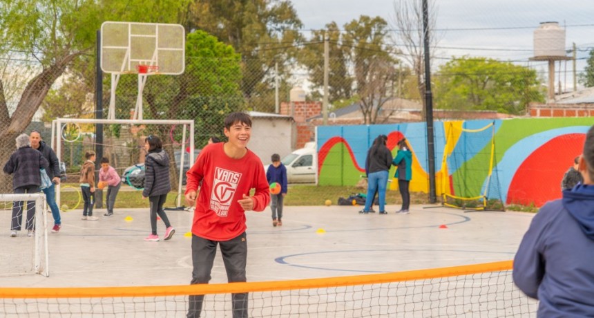Abella inauguró la nueva plaza y el playón polideportivo de Las Acacias