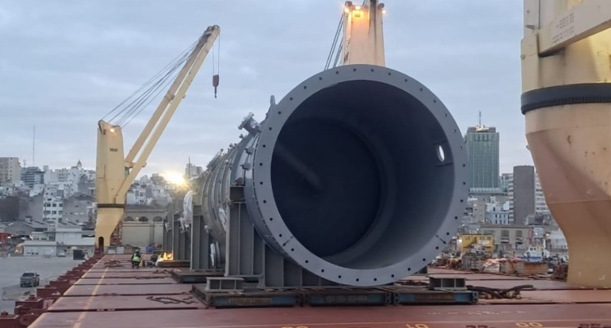 Un megaoperativo para trasladar la nueva torre de destilación a la refinería de Axion energy en Campana