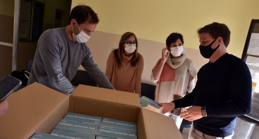 El diputado Alex Campbell donó barbijos para el hospital  San José