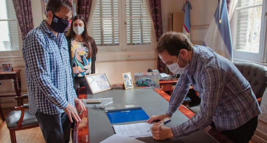 EL INTENDENTE FIRMÓ CON EDEN EL CONVENIO PARA LA INSTALACIÓIN DEL SERVICIO ELECTRICO EN UNA ZONA DE LOS PIONEROS 