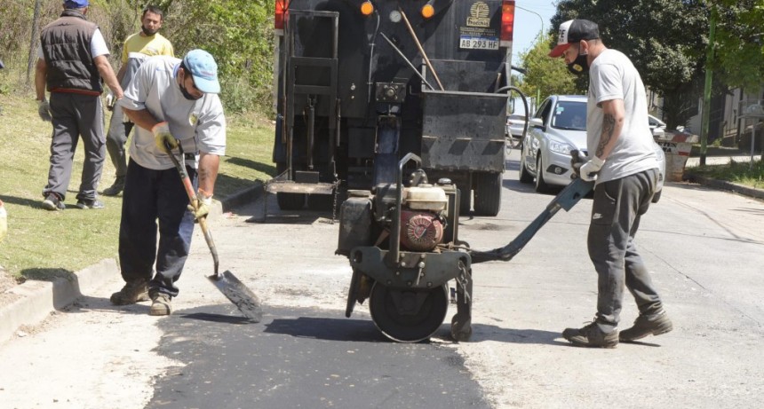 Continúan los trabajos de bacheo para mejorar la transitabilidad por la ciudad 