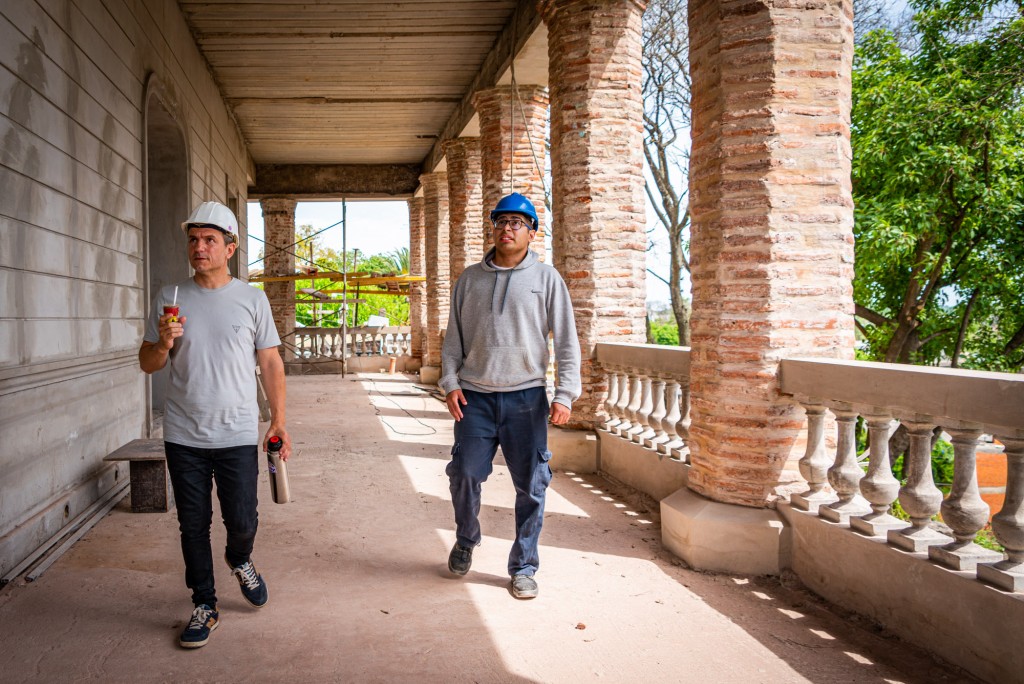 Avanza la reconstrucción de la Casa de los Costa: finalizó el proceso de anastilosis de las columnas