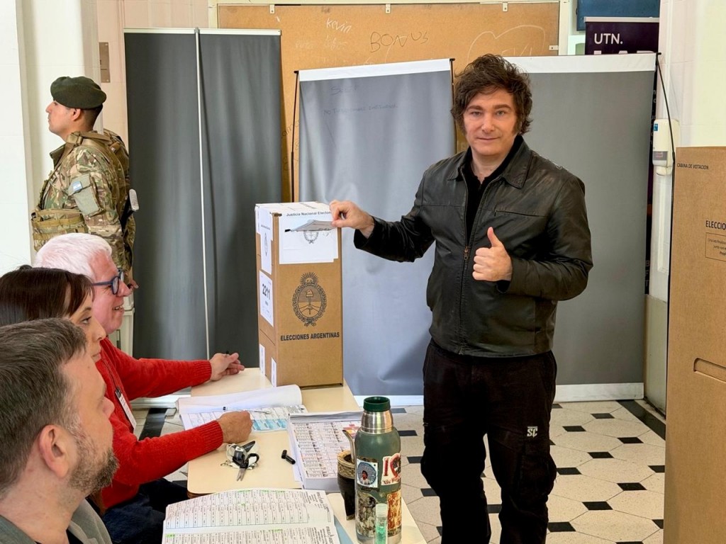 El presidente Javier Milei emitió su voto en la sede de la Universidad Tecnológica Nacional (UTN)