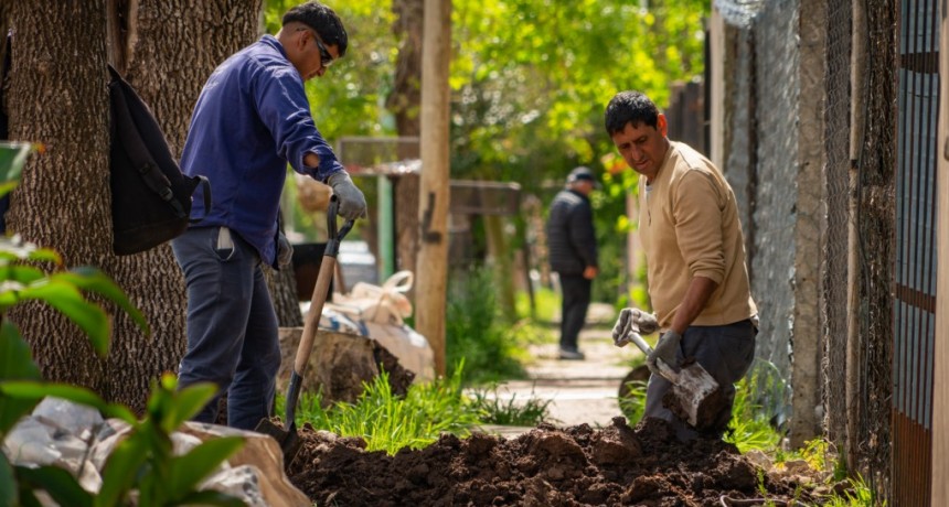 Obra histórica en Las Campanas: el Municipio sigue conectando viviendas a la nueva red cloacal