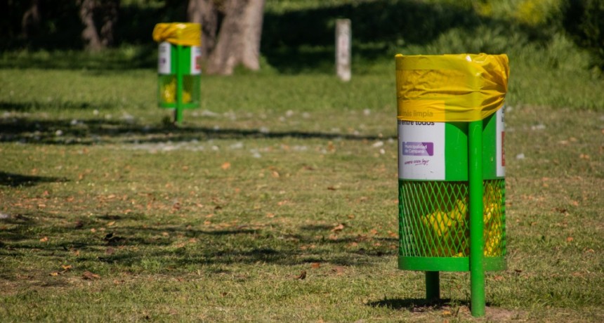 Instalan cestos de residuos en espacios públicos de la ciudad 