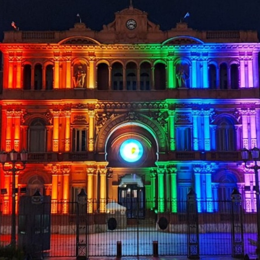 LA CASA ROSADA SE VOLVIO A ILUMINAR