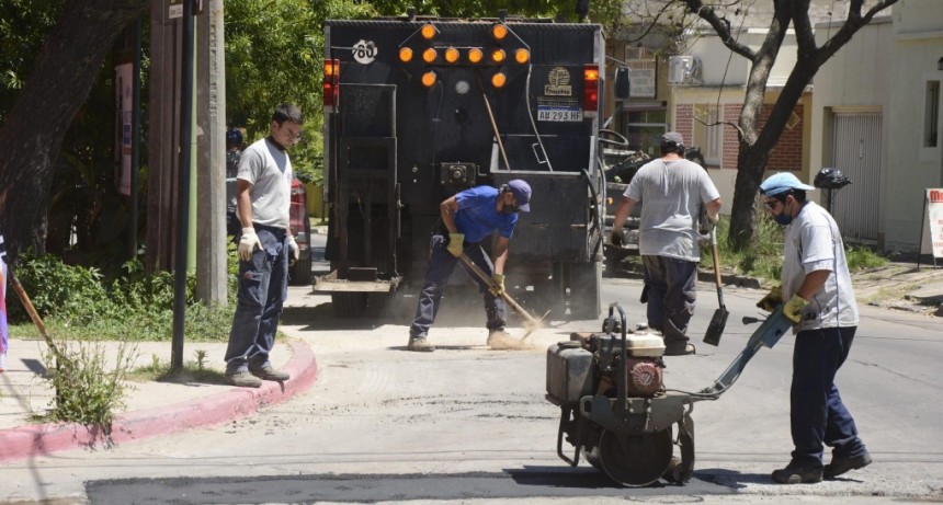 Continúa el plan de bacheo en las calles del casco urbano