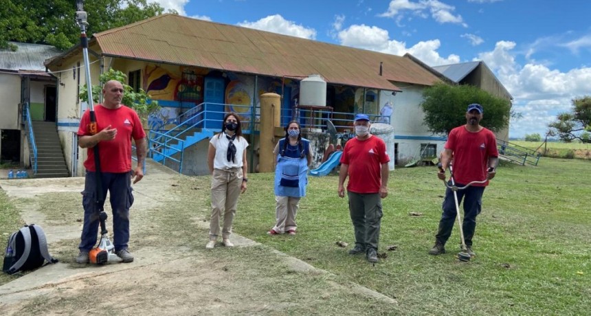 Defensa Civil colabora en el mantenimiento de las escuelas de la isla