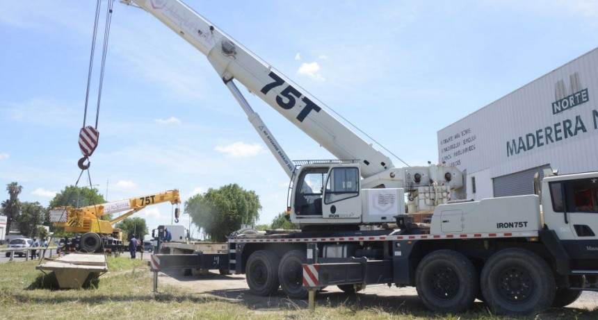 El Municipio removió los restos de la pasarela peatonal de Rivadavia y Chacabuco 