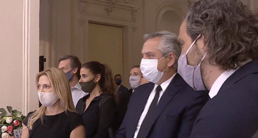 El presidente Alberto Fernández asistió esta mañana al velorio de Diego Maradona 