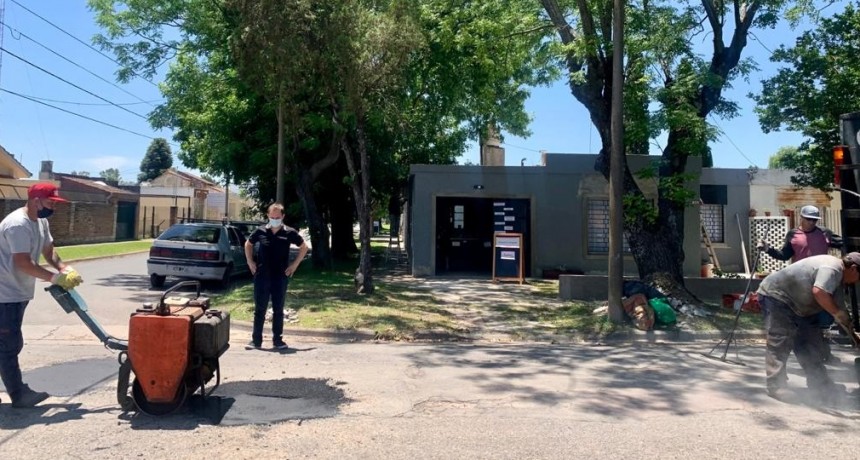 Continúa el plan de bacheo en los barrios 