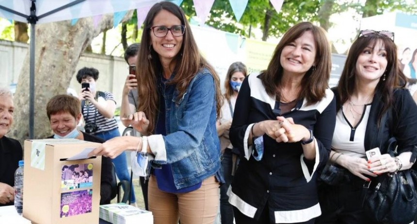Se conmemoraron los 70 años del voto femenino con una acción federal en las plazas centrales del país 