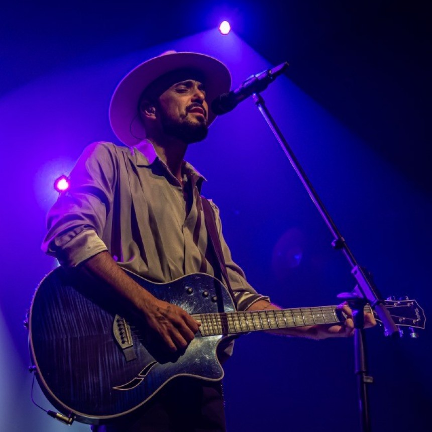 Abel Pintos emocionó a todos con su voz y su nuevo disco en el Teatro Tronador