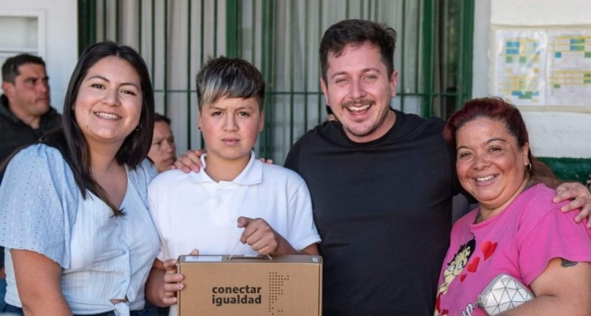 Alejo Sarna encabezó una nueva entrega de netbooks del programa Conectar Igualdad