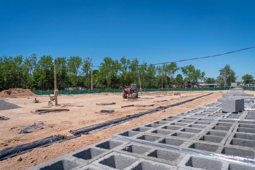 Abella supervisó el avance de la obra del Microestadio Municipal