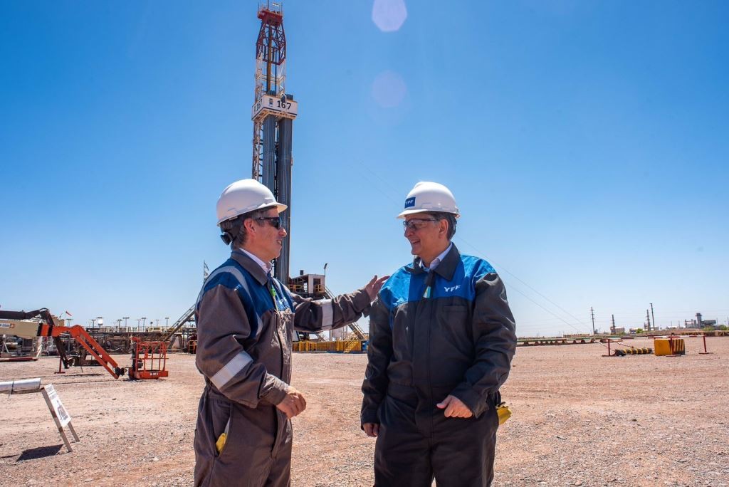 YPF y Toyota renuevan su alianza estratégica en el marco de una visita a Vaca Muerta