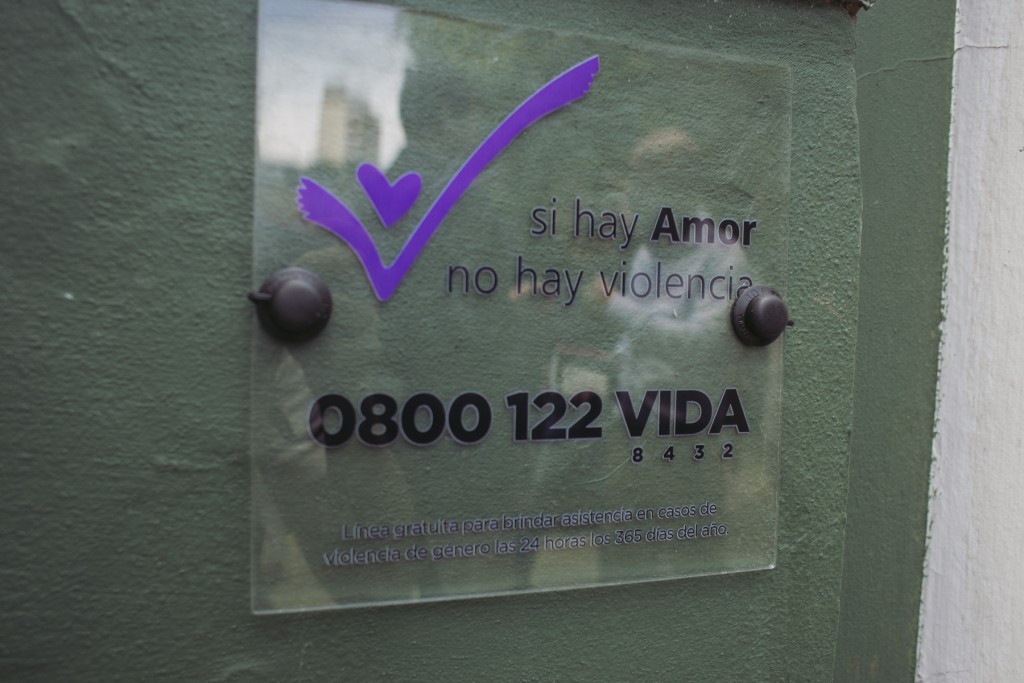 Colocan en edificios públicos placas informativas para asistir a víctimas de violencia de género