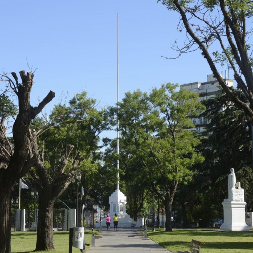 Reparan el mástil de la plaza Eduardo Costa 