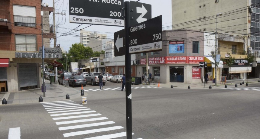 Realizan trabajos de pintura en la señalética horizontal de la avenida Rocca 