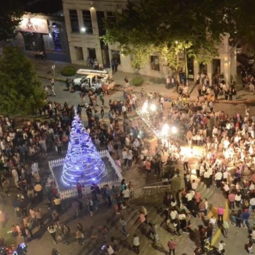Hoy martes se enciende el arbolito de Navidad en la plaza Eduardo Costa 