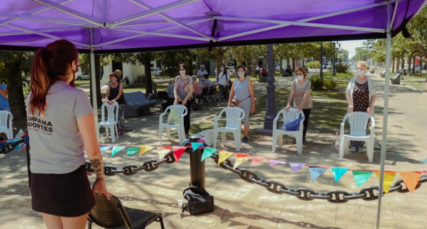 Se suman adultos mayores al programa “Volver al ruedo” en la plaza Italia