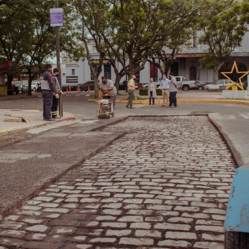 El Municipio continúa con la recuperación de los adoquines de la avenida Rocca
