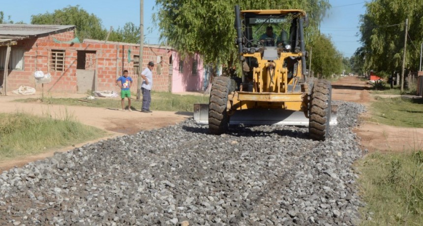 Ahora el Municipio avanza con la colocación de escoria en calles de tierra de San Cayetano