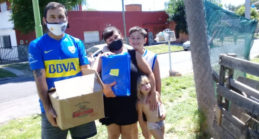 La peña de Boca entregó cajas navideñas a vecinos