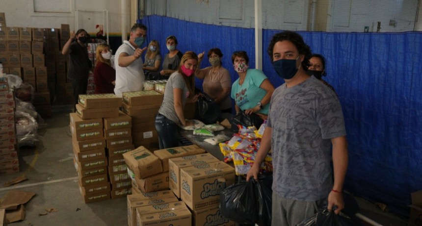 Desde el Municipio destacaron el compromiso del personal para armar y distribuir las bolsas de alimento del SAE