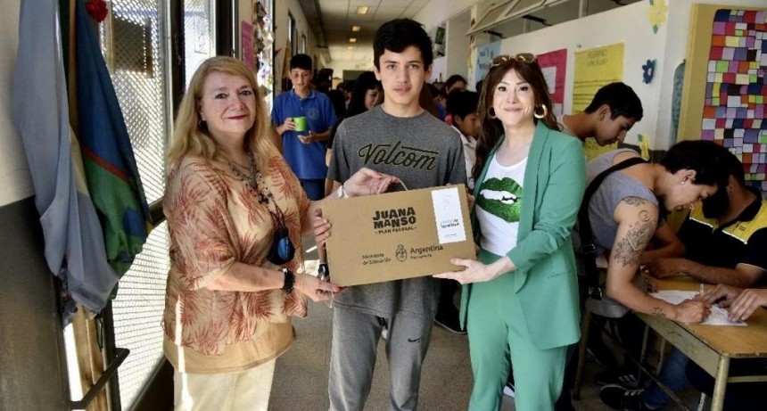 Carlos Ortega gestionó la entrega de computadoras del plan Conectar Igualdad