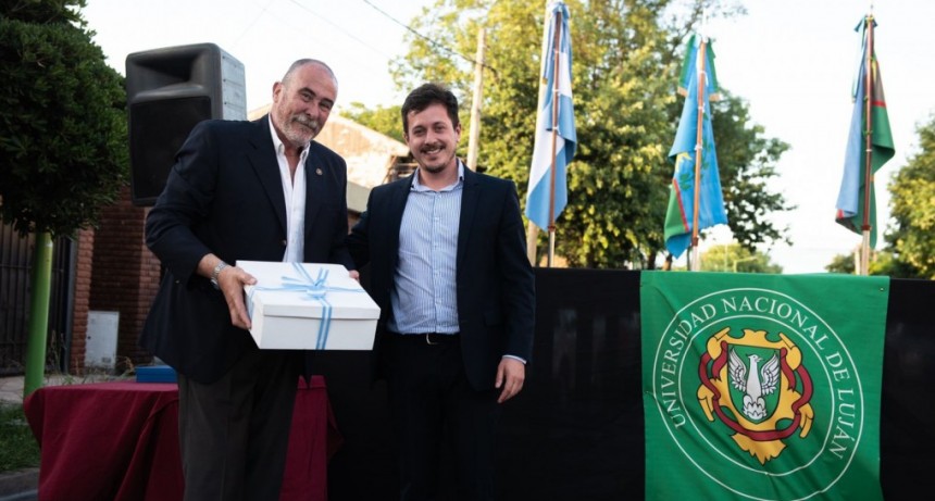 La Universidad de Lujan cumplió 50 años y recibió una bandera de Argentina de regalo