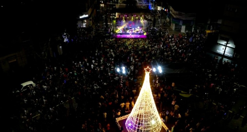 Miles de familias disfrutaron el encendido del árbol en la Plaza de la Navidad 
