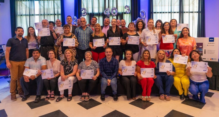   Abella reconoció a los empleados municipales de mayor trayectoria y anunció nuevos aumentos salariales