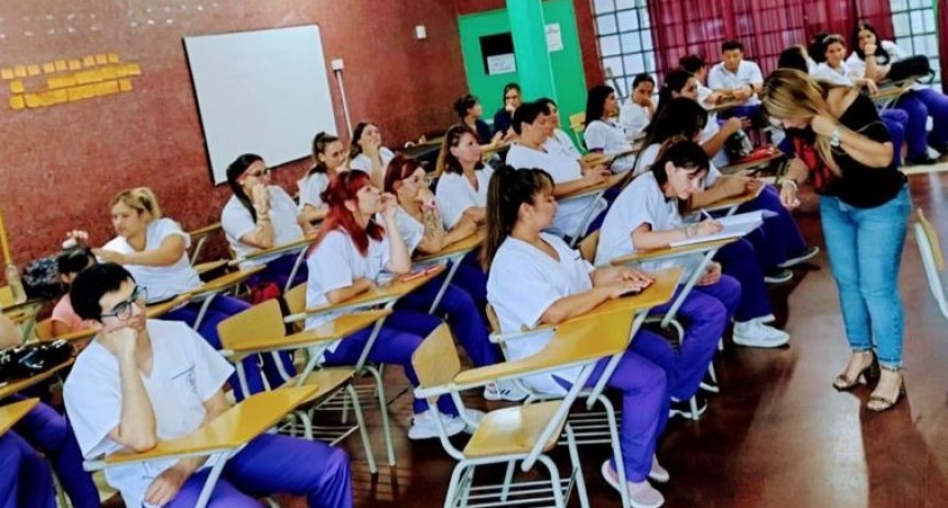 Estudiantes de enfermería reciben mochilas técnicas