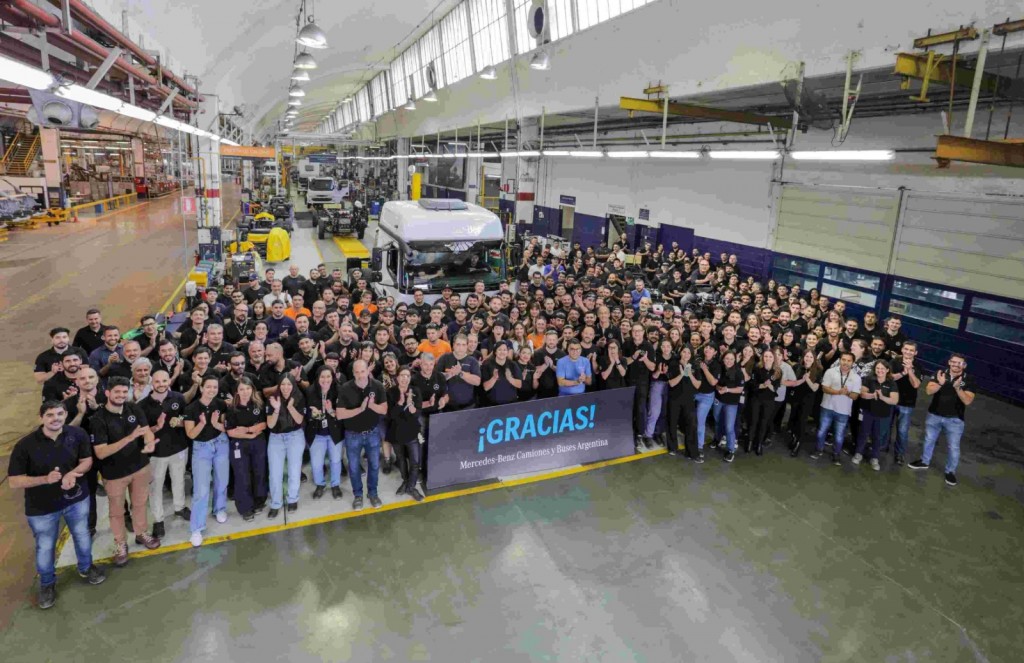 Mercedes-Benz Camiones y Buses celebra su cuarto aniversario y se  despide de su histórica planta en Virrey del Pino, produciendo la última  unidad antes de su traslado a Zárate 