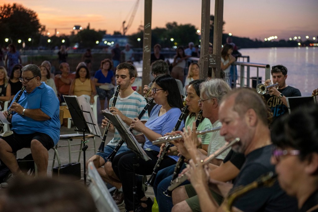 La Banda Municipal acompañó la última súper luna del año con un espectáculo en la Costanera