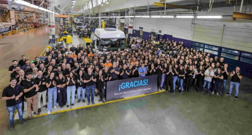 Mercedes-Benz Camiones y Buses celebra su cuarto aniversario y se  despide de su histórica planta en Virrey del Pino, produciendo la última  unidad antes de su traslado a Zárate 