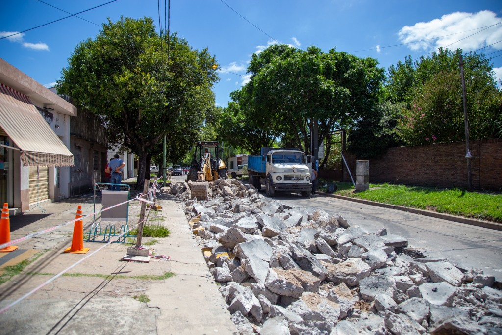 Siguen los trabajos de bacheo de hormigón sobre la calle San Martín